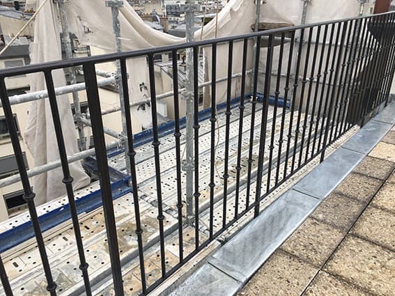 Balustrade, ornate cast iron railing - Thumbnail 2